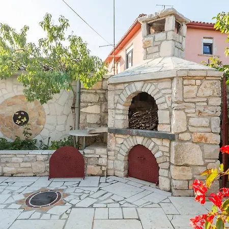 Kuca Za Odmor Lucy Апартаменти